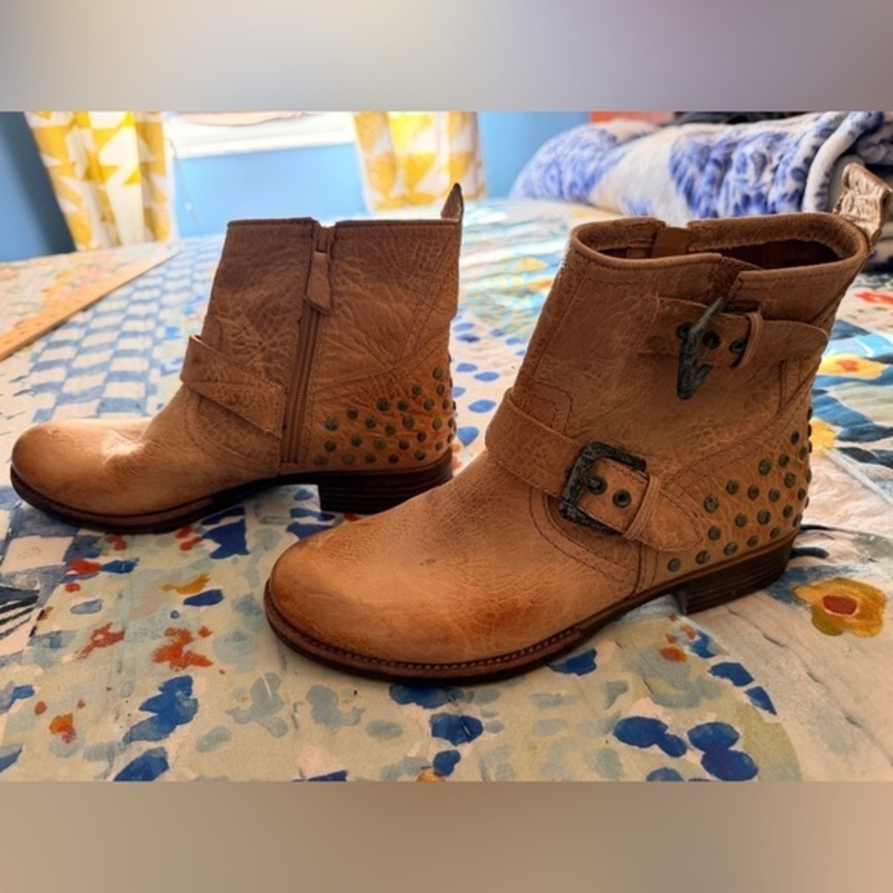 ANTHROPOLOGIE 8 Naya Agatha Weathered Distressed Taupe Studded Ankle Moto Boots